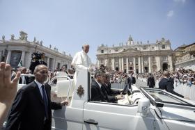 PAPA FRANCISCO PEDE O FIM DAS FERIDAS DA GUERRA E DO TERRORISMO
