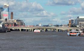 COMISSÃO EUROPEIA PÕE BANDEIRAS A MEIA HASTE EM SOLIDARIEDADE COM POVO BRITÂNICO