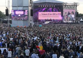 MILHARES DE PESSOAS EM CONCERTO SOLIDÁRIO EM MANCHESTER PROMOVIDO POR ARIANA GRANDE
