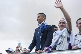 CRISTIANO RONALDO INTERROMPIDO NOS FESTEJOS POR PEDIDOS PARA NOVA BOLA DE OURO