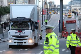 LONDRES/ATENTADOS: BARREIRAS DE PROTEÇÃO INSTALADAS EM VÁRIAS PONTES EM LONDRES