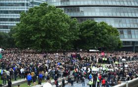 CENTENAS DE PESSOAS PARTICIPARAM EM VIGÍLIA DE HOMENAGEM ÀS VÍTIMAS DOS ATENTADOS DE LONDRES