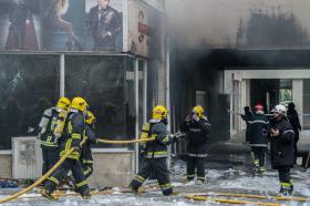 MAIS DE OITENTA BOMBEIROS COMBATIAM ÀS 06:30 INCÊNDIO EM PRÉDIO EM LEÇA DO BALIO