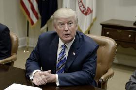 TRUMP CANCELA VISITA A LONDRES ATÉ TER MAIS APOIO DO PÚBLICO – THE GUARDIAN