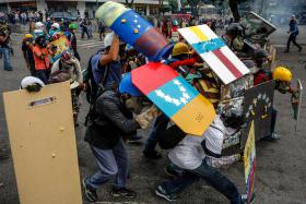 VENEZUELA: UM MORTO E MAIS DE 200 FERIDOS EM CARACAS DURANTE PROTESTOS