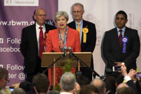 THERESA MAY VAI PEDIR AUTORIZAÇÃO À RAINHA PARA FORMAR GOVERNO