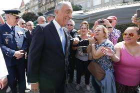 10 DE JUNHO: LARGAS CENTENAS DE PESSOAS RODEARAM MARCELO NA AVENIDA DOS ALIADOS, NO PORTO