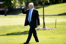REINO UNIDO GARANTE QUE CONVITE A TRUMP MANTÉM-SE