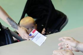 MESAS DE VOTO PARA LEGISLATIVAS ENCERRARAM EM FRANÇA