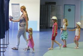 ELEITORES FRANCESES À ESPERA DE “VAGA OU TSUNAMI MACRON”