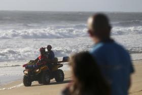 BUSCAS POR JOVENS DESAPARECIDOS NA PRAIA DE ESPINHO RETOMADAS HOJE À TARDE