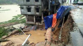DESLIZAMENTOS DE TERRAS DEVIDO A FORTES CHUVAS CAUSAM 92 MORTOS NO BANGLADESH