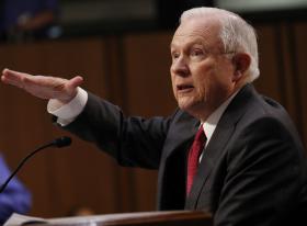 PROCURADOR JEFF SESSIONS NEGA REUNIÕES COM RUSSOS PARA INFLUENCIAR ELEIÇÕES DOS EUA