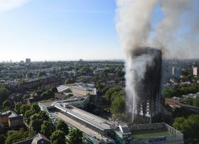 PELO MENOS SEIS MORTOS E NUMEROSOS DESAPARECIDOS NO INCÊNDIO EM LONDRES – POLÍCIA