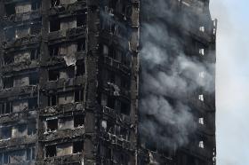 PELO MENOS 12 MORTOS E 78 FERIDOS EM INCÊNDIO DE PRÉDIO EM LONDRES — POLÍCIA