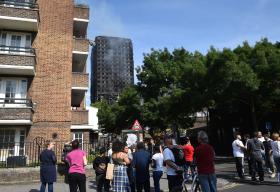 BOMBEIROS APAGAM INCÊNDIO E PROCURAM MAIS VÍTIMAS EM PRÉDIO DE LONDRES