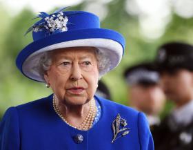RAINHA ISABEL II CUMPRE UM MINUTO DE SILÊNCIO PELAS VÍTIMAS DO INCÊNDIO EM LONDRES