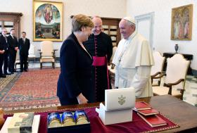 PAPA RECEBE ANGELA MERKEL NO VATICANO E DISCUTEM TEMAS COMO AS RELAÇÕES MULTILATERAIS