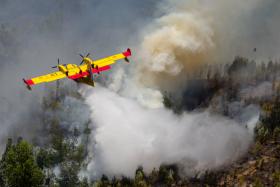 DEZ MEIOS AÉREOS E MAIS DE 1.100 BOMBEIROS COMBATEM FOGO EM PEDRÓGÃO GRANDE