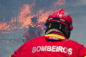 TRÊS ALDEIAS EVACUADAS NUM “COMBATE SEM TRÉGUAS” AO FOGO – MINISTRA