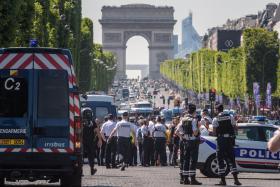 AUTOMÓVEL CHOCA CONTRA CARRINHA DA POLÍCIA EM PARIS, VEÍCULO EXPLODE NO IMPACTO