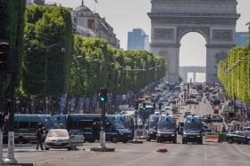 DETIDOS PERTO DE PARIS QUATRO FAMILIARES DE ATACANTE DOS CAMPOS ELÍSIOS