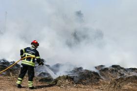 INCÊNDIOS: MAIS DE 1800 BOMBEIROS E 690 VIATURAS COMBATIAM INCÊNDIOS ÀS 00.40