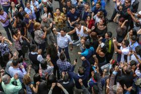 OPOSIÇÃO VENEZUELANA BLOQUEOU CARACAS E OUTRAS CIDADES EM PROTESTO CONTRA REPRESSÃO E ASSASSINATOS
