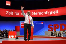 MARTIN SCHULZ ATACA FRONTALMENTE MERKEL A TRÊS MESES DAS LEGISLATIVAS