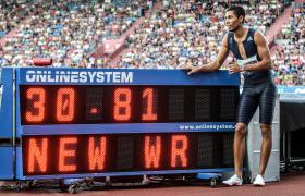 VAN NIEKERK BATE MELHOR MARCA MUNDIAL DOS 300 METROS