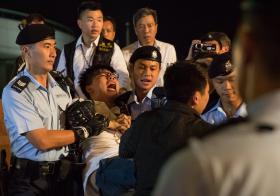 POLÍCIA DE HONG KONG LIBERTA ATIVISTAS PRÓ-DEMOCRACIA, INCLUINDO JOSHUA WONG