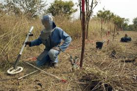 MINAS MATARAM 16 CIVIS E FERIRAM OUTROS 29 EM ANGOLA EM 2016