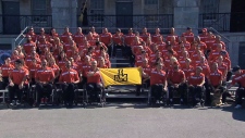 A equipa canadiana para os Jogos Invictus em Toronto é apresentada em Kingston, Ontário, na quinta-feira, 15 de junho de 2017
