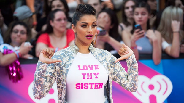 Lilly Singh chega ao iHeartRadio Much Music Video Awards no domingo, 18 de junho de 2017, em Toronto, Canadá. (Foto de Arthur Mola / Invision / AP)