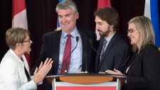 O primeiro-ministro da Nova Scotia, Stephen McNeil, mulher e filha na celebração da noite eleitoral em Bridgetown, N.S. - 30 de maio de 2017. (THE CANADIAN PRESS / Andrew Vaughan)