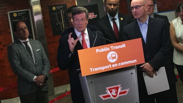O presidente John Tory, à esquerda, reiterou os seus pedidos para que o Ministro dos Transportes do Ontário, Steven Del Duca, se comprometa em ajudar a construir a linha de alívio do centro da cidade, durante uma conferência de imprensa realizada na manhã de sexta-feira. (John Rieti / Twitter)