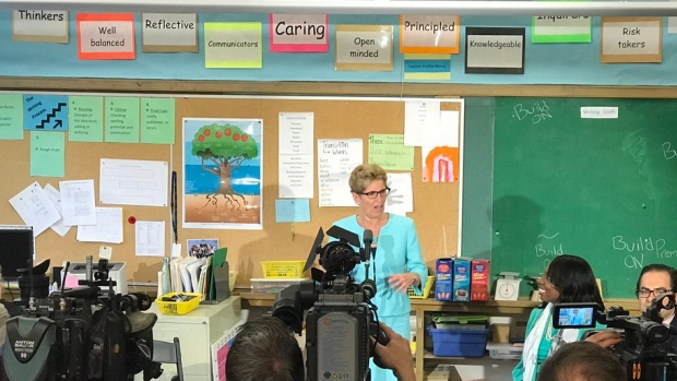 A primeira-ministra do Ontário, Kathleen Wynne, fala aos jornalistas. (Jeffrey Kerr / Twitter)