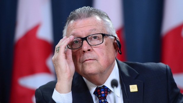 Ralph Goodale, Ministro da Segurança Pública e Preparação para Emergências, faz um anúncio nacional sobre segurança no National Press Theatre, em Otava - 20 de junho de 2017. (THE CANADIAN PRESS / Sean Kilpatrick)