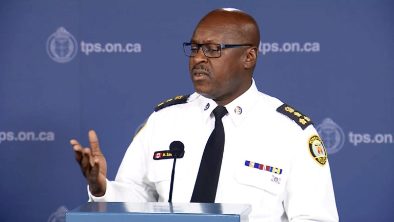 O chefe da polícia de Toronto, Mark Saunders, fala sobre o Projeto Kronic, visando o gangue Driftwood Crips, em Toronto, durante uma conferência de imprensa realizada no dia 15 de junho de 2017. CITYNEWS