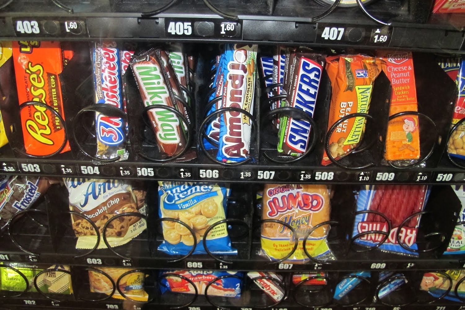 snacks-vending-machine_2 Na batalha em curso do Canadá contra a obesidade infantil, uma medida simples parece estar a funcionar.