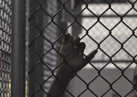 RECLUSOS INCENDEIAM PRISÃO NA GUIANA E ENFRENTAM POLÍCIA