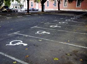 ESTACIONAR EM LUGAR DE DEFICIENTES PASSA A CONTRAORDENAÇÃO GRAVE NO SÁBADO