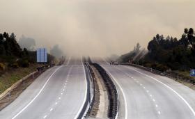 A25 CORTADA NOS DOIS SENTIDOS ENTRE VISEU E MANGUALDE DEVIDO A UM INCÊNDIO EM MATO