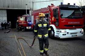 FOGO EM ARMAZÉM DE CORTIÇA EM SANTA MARIA DA FEIRA ENTROU EM FASE DE RESCALDO