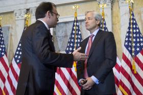 BANQUEIRO MAIS PODEROSO DO MUNDO DIZ QUE É EMBARAÇOSO SER NORTE-AMERICANO NO ESTRANGEIRO