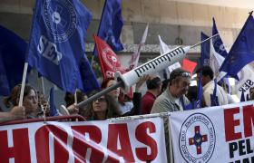 ENFERMEIROS ESPECIALISTAS MANTÊM PROTESTO E AGUARDAM POR REUNIÃO DE 2.ª FEIRA COM A TUTELA