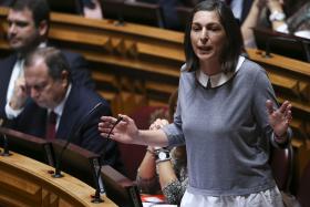 PS ENCARA COM “NORMALIDADE DEMOCRÁTICA” HIPÓTESE DE MOÇÃO DE CENSURA DO CDS