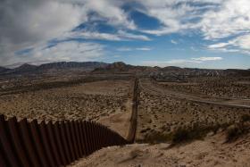 CONGRESSISTAS REPUBLICANOS INCLUEM 1,4 MIL MILHÕES DE EUROS PARA MURO NO ORÇAMENTO
