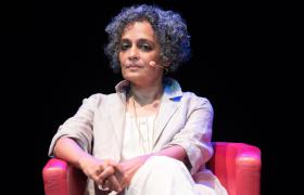 ARUNDHATI ROY E PAUL AUSTER ENTRE OS NOMEADOS PARA O PRÉMIO MAN BOOKER 2017
