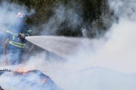 INCENDIO EM ÓBIDOS MOBILIZA MAIS DE 100 BOMBEIROS E DOIS MEIOS AÉREOS